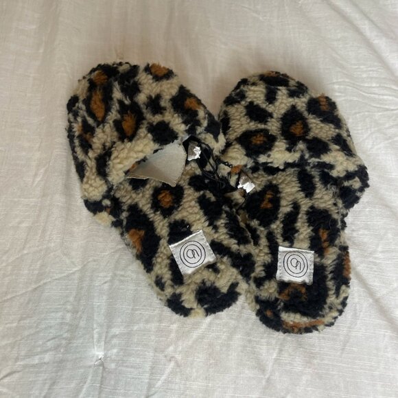 ⭐️ Leopard Cheetah Sherpa Like Trendy Artsy Cat Comfy Lounge Home Hip Slippers - Picture 3 of 5